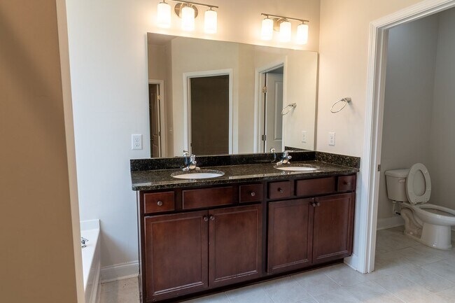 Building Photo - Modern Living in the Heart of Summerville!