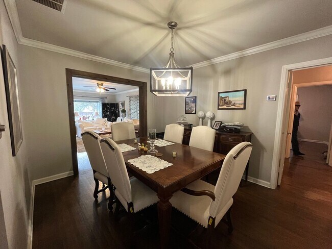 Building Photo - Beautifully renovated Midtown charmer