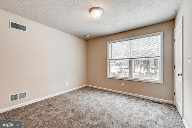 Building Photo - 180 Breezewood Dr