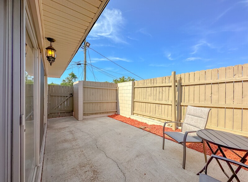 Building Photo - 2241 W Pensacola St