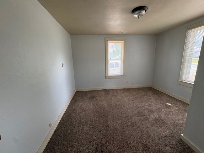 Building Photo - Charming 2 Bedroom Home
