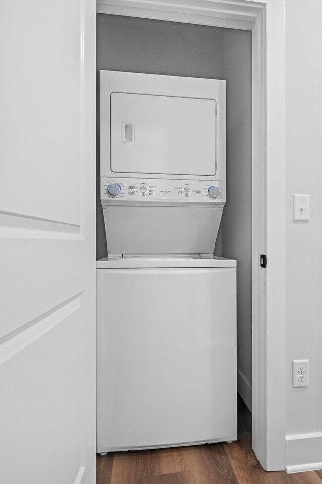 Building Photo - Beautiful and Modern Home!