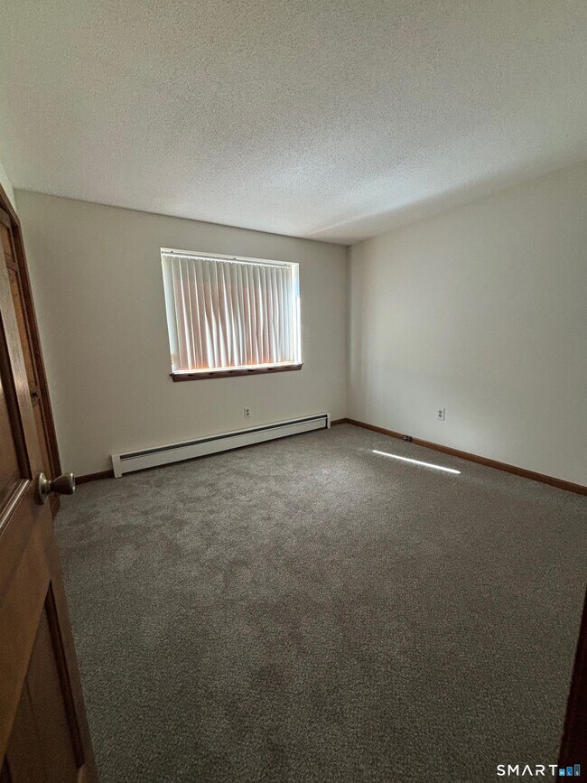 Building Photo - 33 Lochview Dr