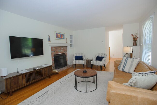 Building Photo - 13 N Meadow Ln