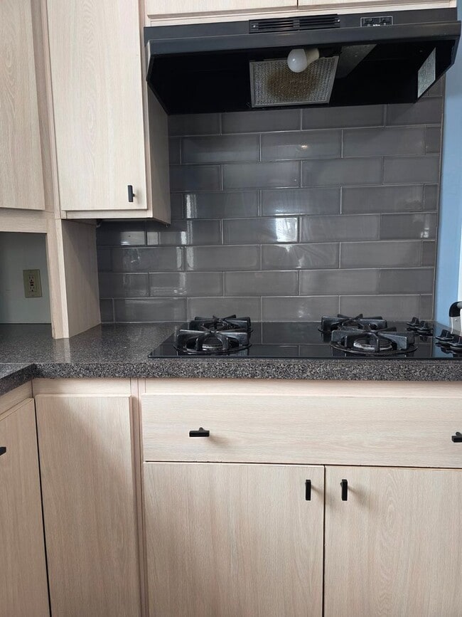 Building Photo - Small Town Home with Lots of Room