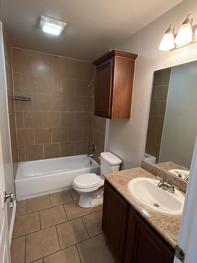 Building Photo - 4 Bedroom 2 Bath Duplex in Mustang!  $1270 Per month!