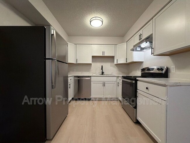 Building Photo - 515 W Saunders Ave