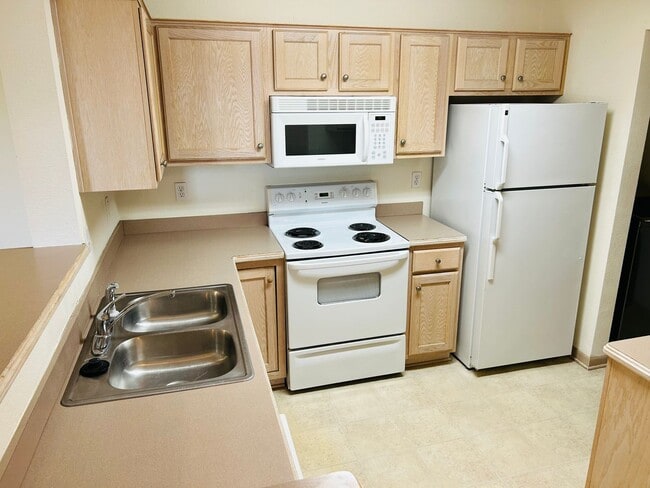 Building Photo - Large 3 Bedroom Apartment, Great Location!
