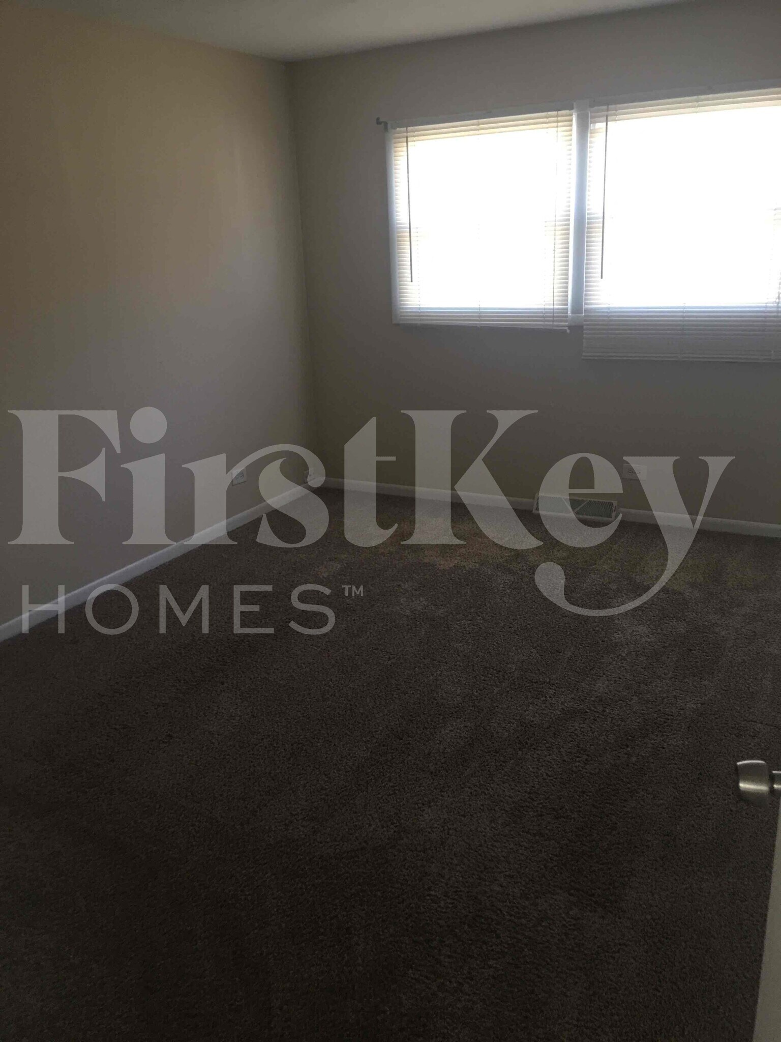 Building Photo - 410 S Villa Ave