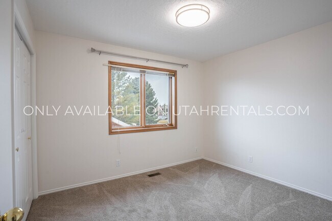 Building Photo - 1160 E 40 N St