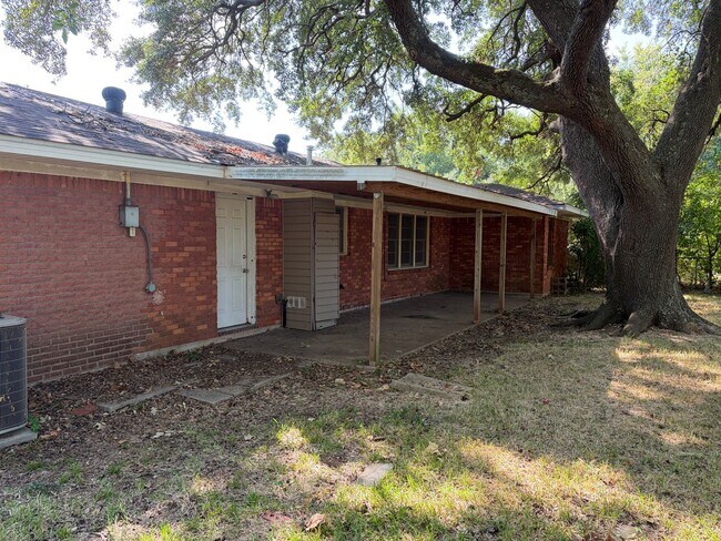 Building Photo - 2209 Clinton St