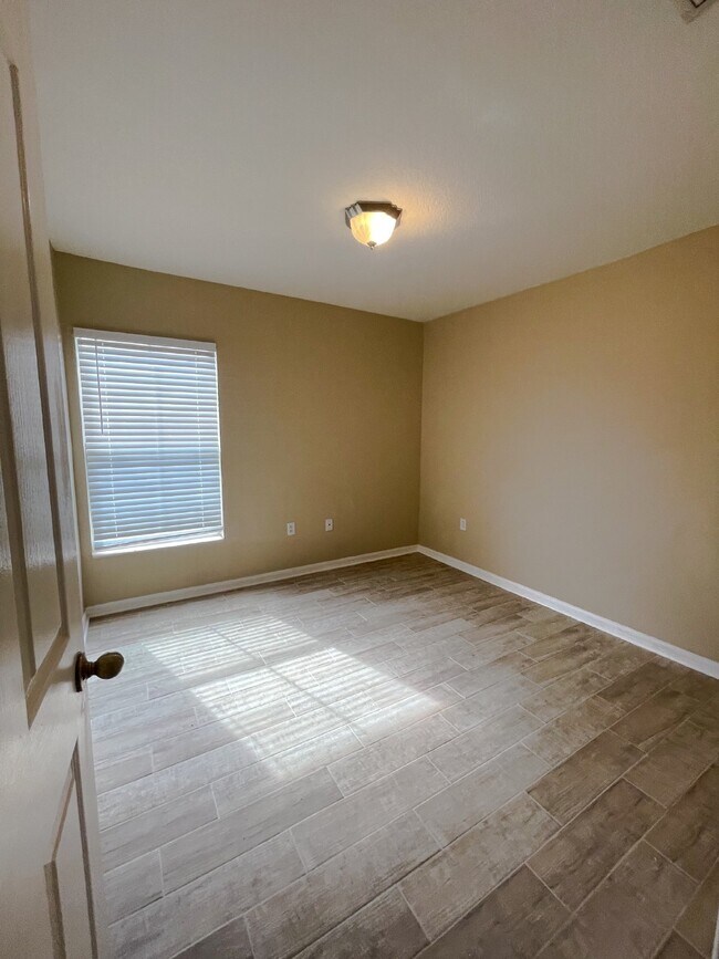 Building Photo - SPACIOUS 3 BED/ 2.5 BATH 2 STORY END UNIT ...