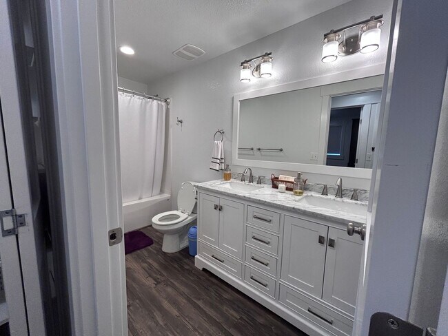 Building Photo - 3 Bedroom 2 Bath home in south Bellingham with a 2-car garage