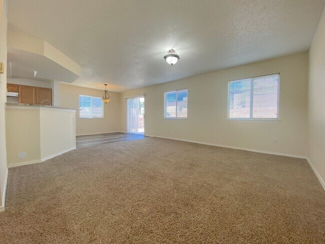 Building Photo - 4bed/2bath plus Bonus Loft!
