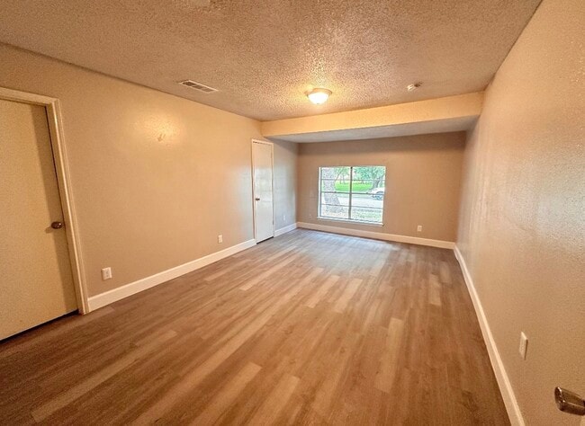 Building Photo - 507 N Houston