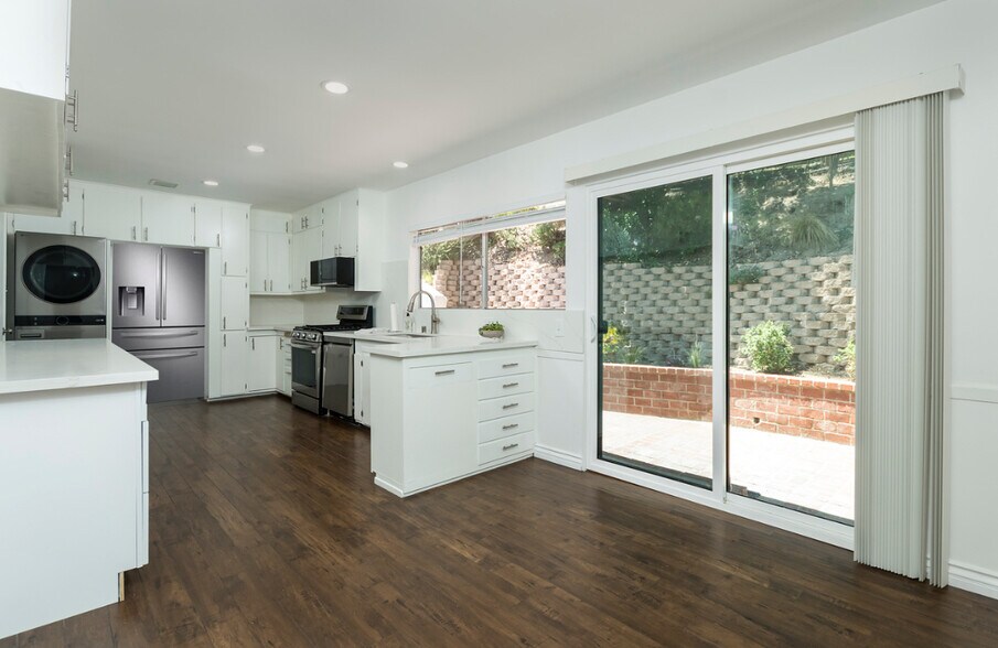 Building Photo - 3155 Linda Vista Rd