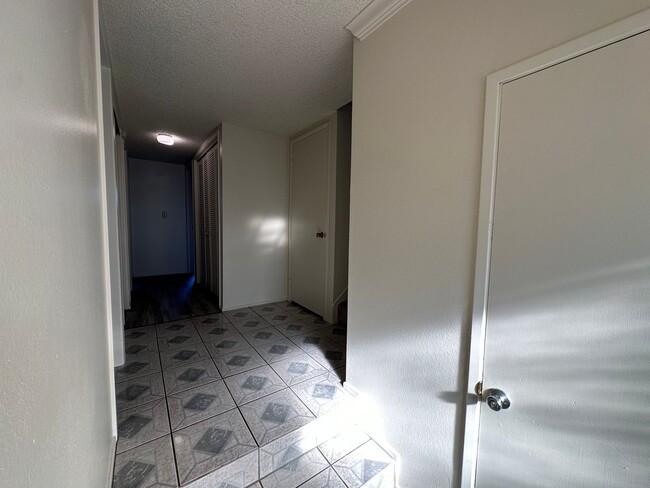 Building Photo - Updated Townhome with River Access and Bea...