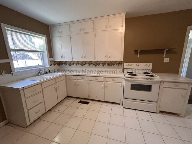 Building Photo - Nice 2 Bedroom 1 Bath Duplex in Park Hill ...