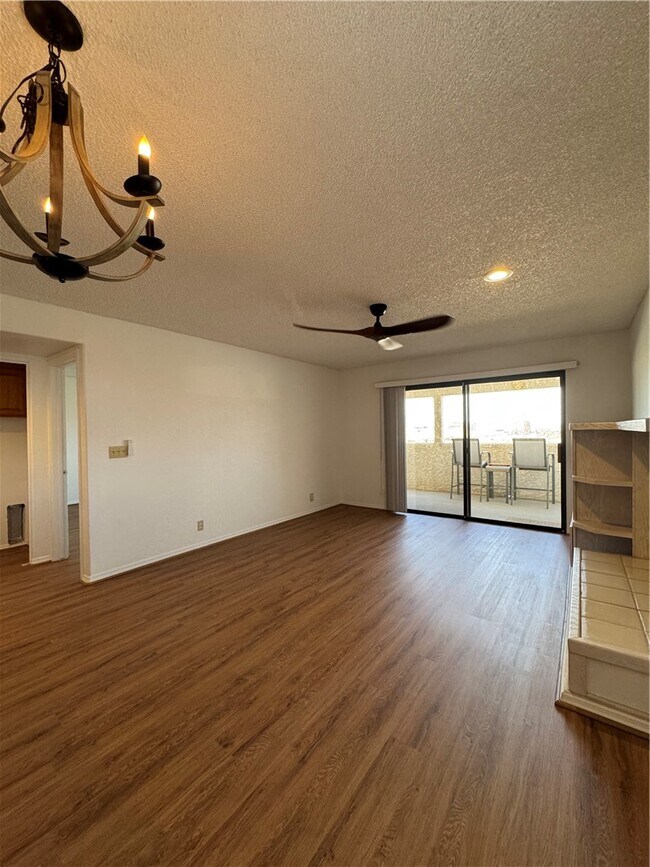 Building Photo - 2022 Merrill Ln