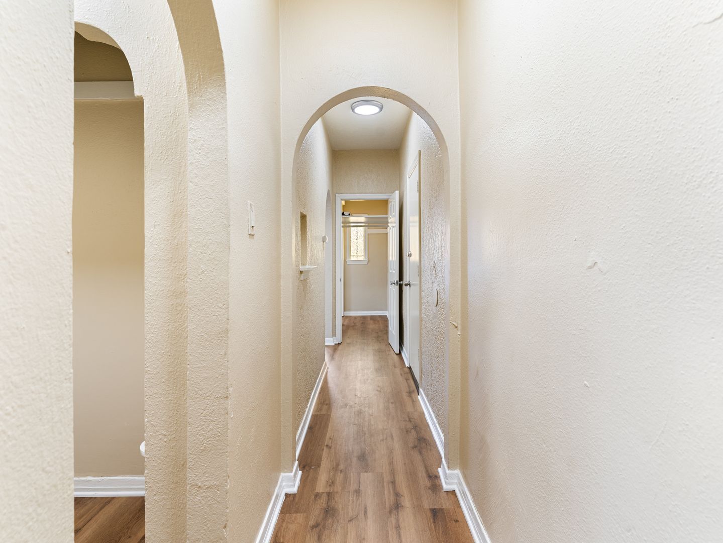 Building Photo - 1324 N Peterson Ave