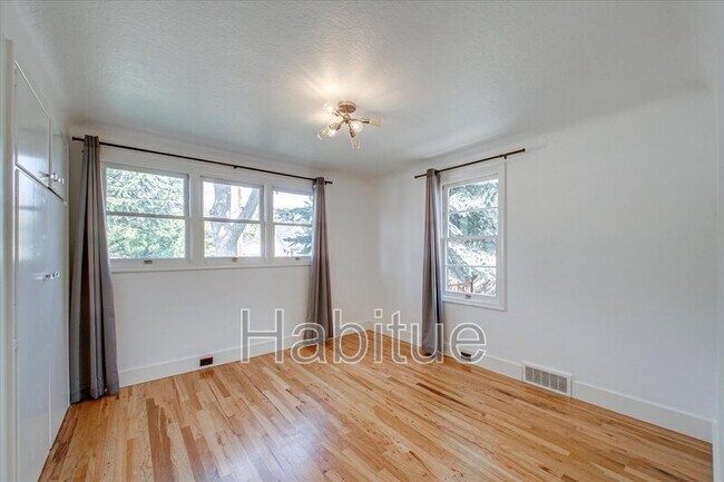 Building Photo - 414 S Pond St