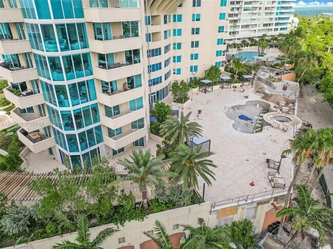 Building Photo - 300 South Pointe Dr