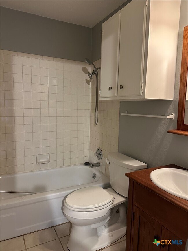 Building Photo - 1051 Country Club Dr