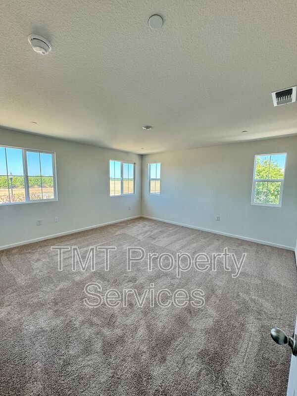 Building Photo - 1372 Redford Wy