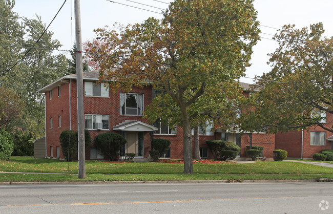 Primary Photo - Cedarwood Apartments