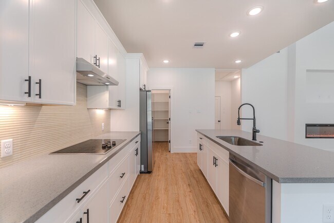 Building Photo - 3203 Hemingway Dr
