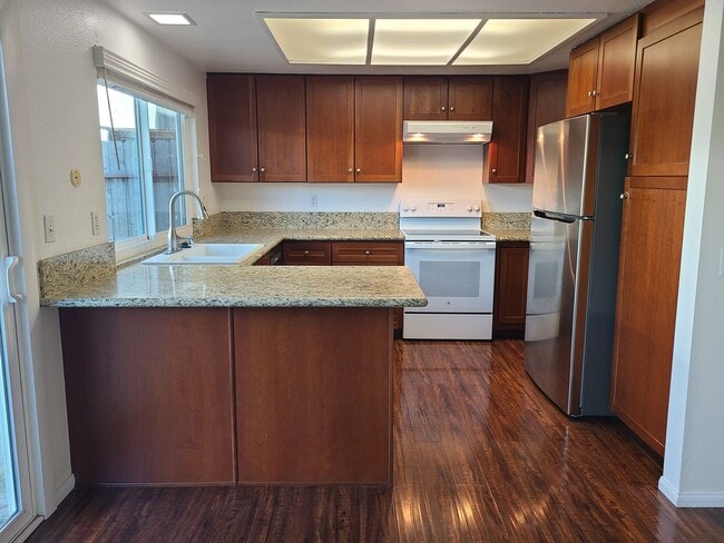 Building Photo - Spacious Two story 3 bed 2.5 baths + 2 car garage in great school district.