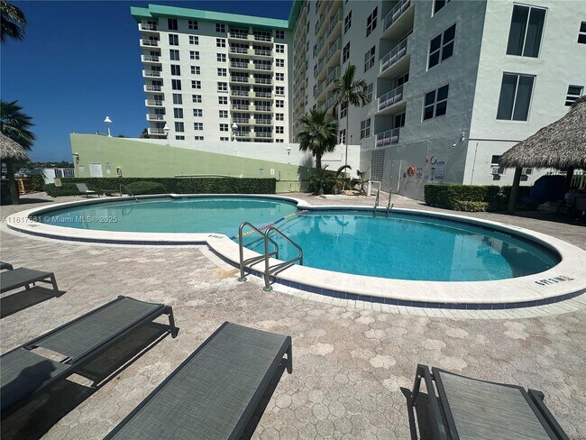 Building Photo - 10350 W Bay Harbor Dr