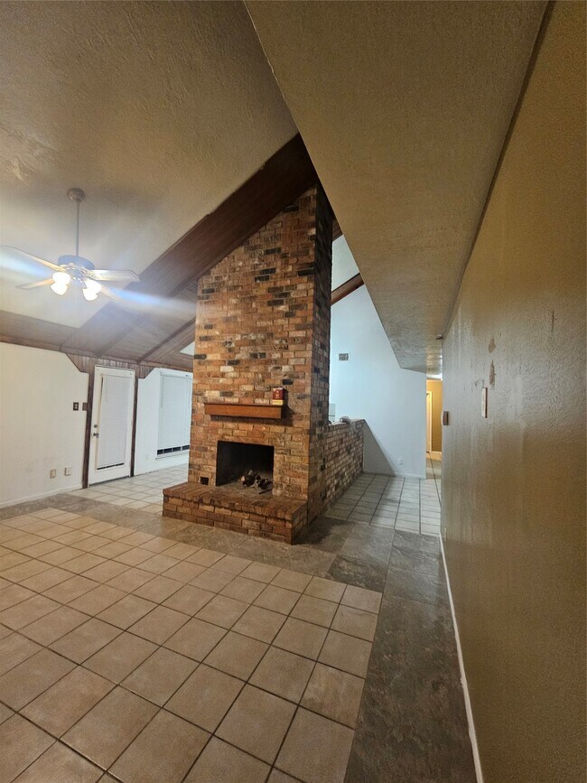 Building Photo - 4011 Alshire Dr