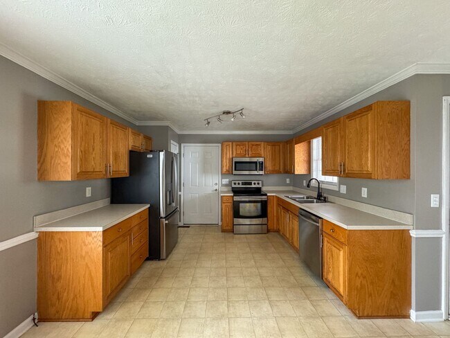 Building Photo - Cute 3 Bed 2.5 Bath Home in Fayetteville with Fenced Yard