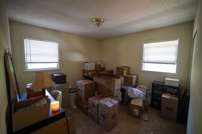 Building Photo - 2 Bedroom Apartment Close to Campus!