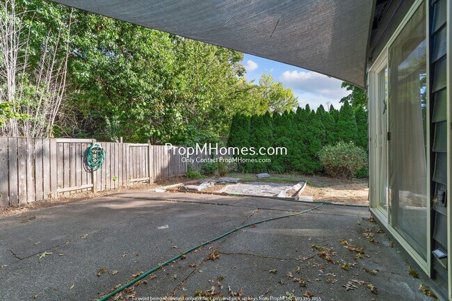 Building Photo - 2560 SE Spruce St