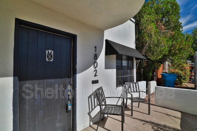 Building Photo - 1802 N Laurel Ave