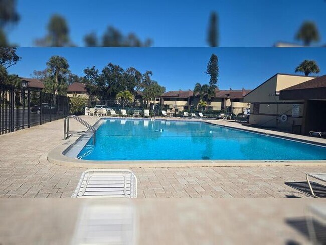 Building Photo - Charming 2-Bedroom Condo in St. Petersburg