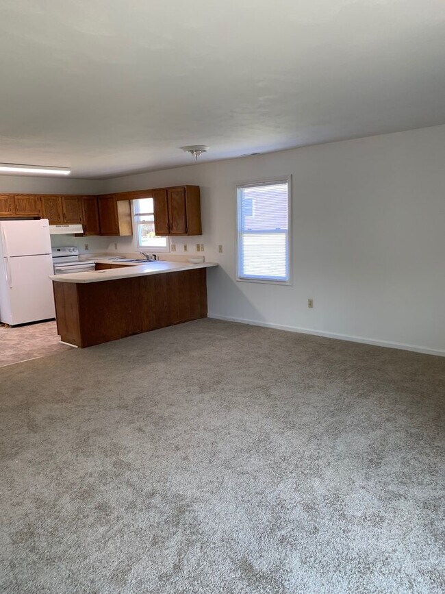 Building Photo - 3 Bedroom 2.5 Bath Duplex