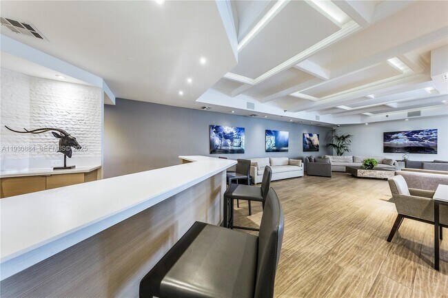 Building Photo - 100 Lincoln Rd