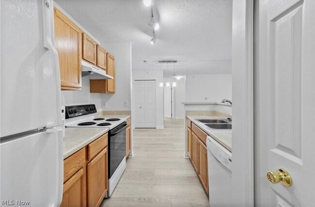 Building Photo - 14929 Lenox Dr