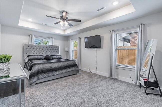 Building Photo - 707 W Jillian St
