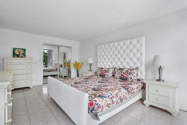 Building Photo - 1000 Parkview Dr