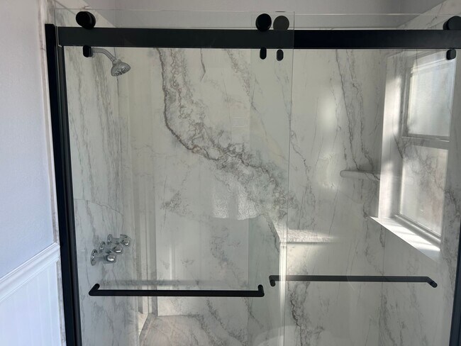 Building Photo - 5 Bedroom Home Close to Downtown