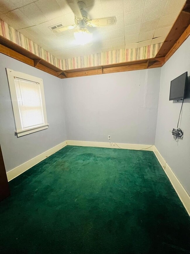 Building Photo - Spacious home in Seiling!