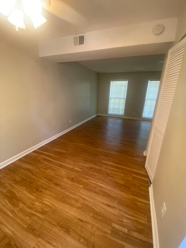 Dining area - 424 W Hill St