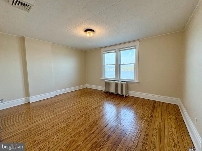 Building Photo - 616 N Front St