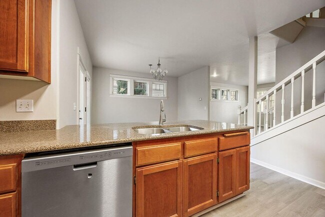 Building Photo - Four bedroom home for lease in the Riverwalk Neighborhood Ashland, Oregon