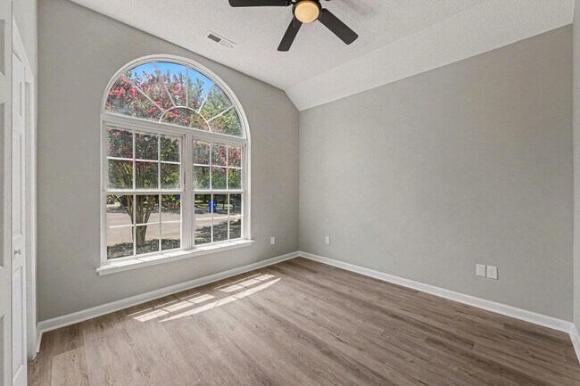 Building Photo - 1854 Oleander Ct