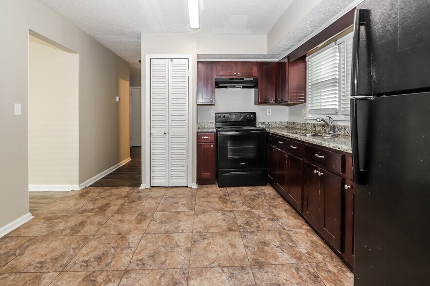 Building Photo - 819 Flicker Rd